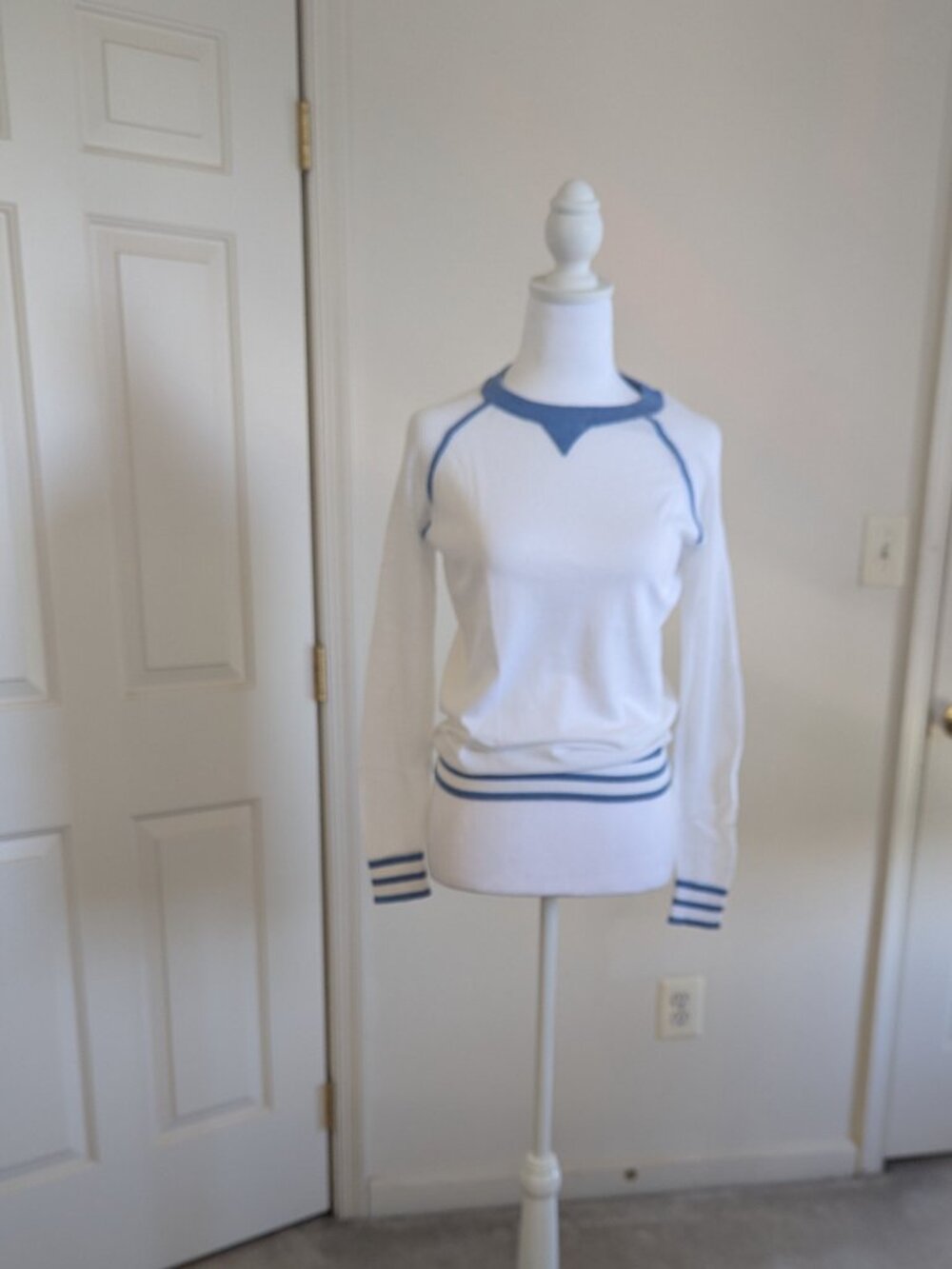 Lightweight  summery sweater NWOT Size  XS